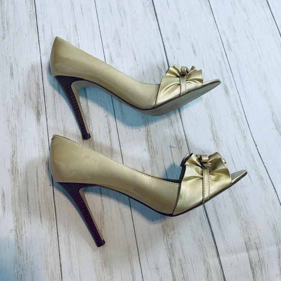 Enzo Angiolini Ruffled Peep Toe Gold Heels - Picture 6 of 15